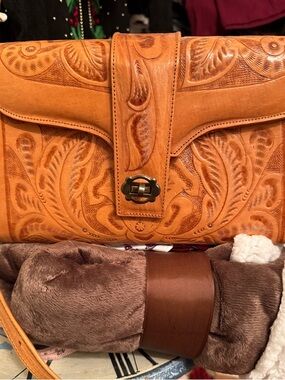 Vintage Tooled Leather cross body Bag in Tan